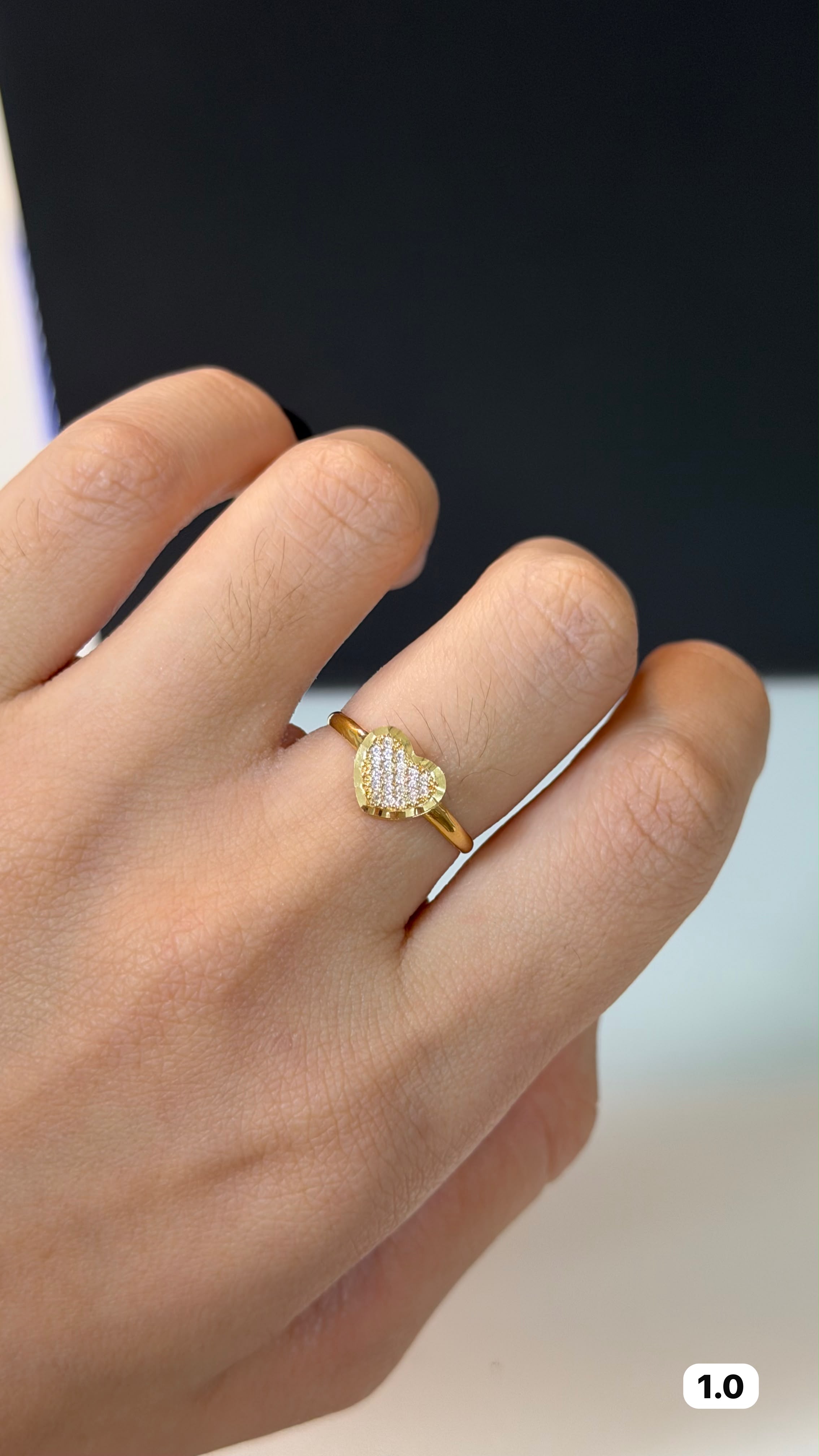 Anel em ouro com pedra em formato de coração cravejada